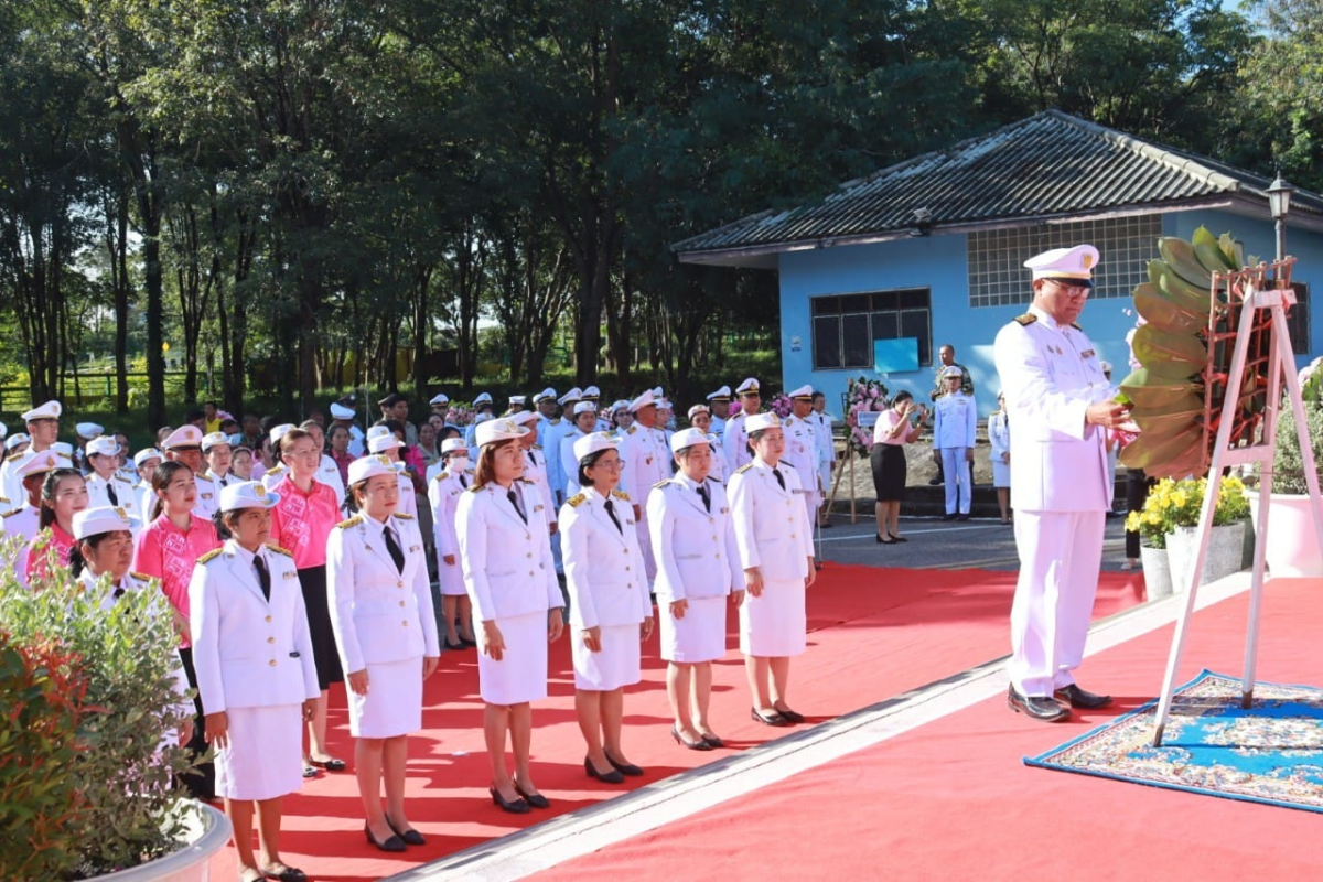 พิธีวางพวงมาลา เบื้องหน้าพระบรมราชานุสาวรีย์ พระบาทสมเด็จพระจุลจอมเกล้าเจ้าอยู่หัว